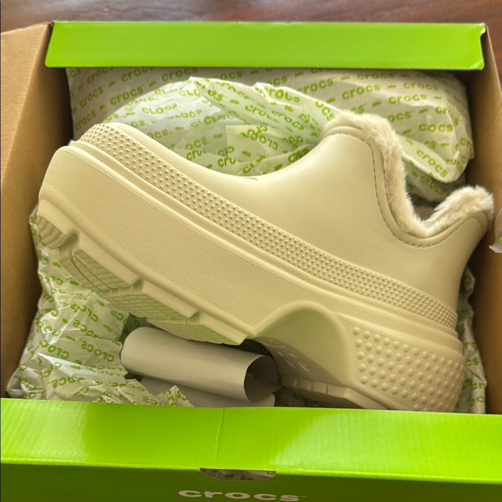 CROCS Women's Cream Fuzzy Lined Shoes